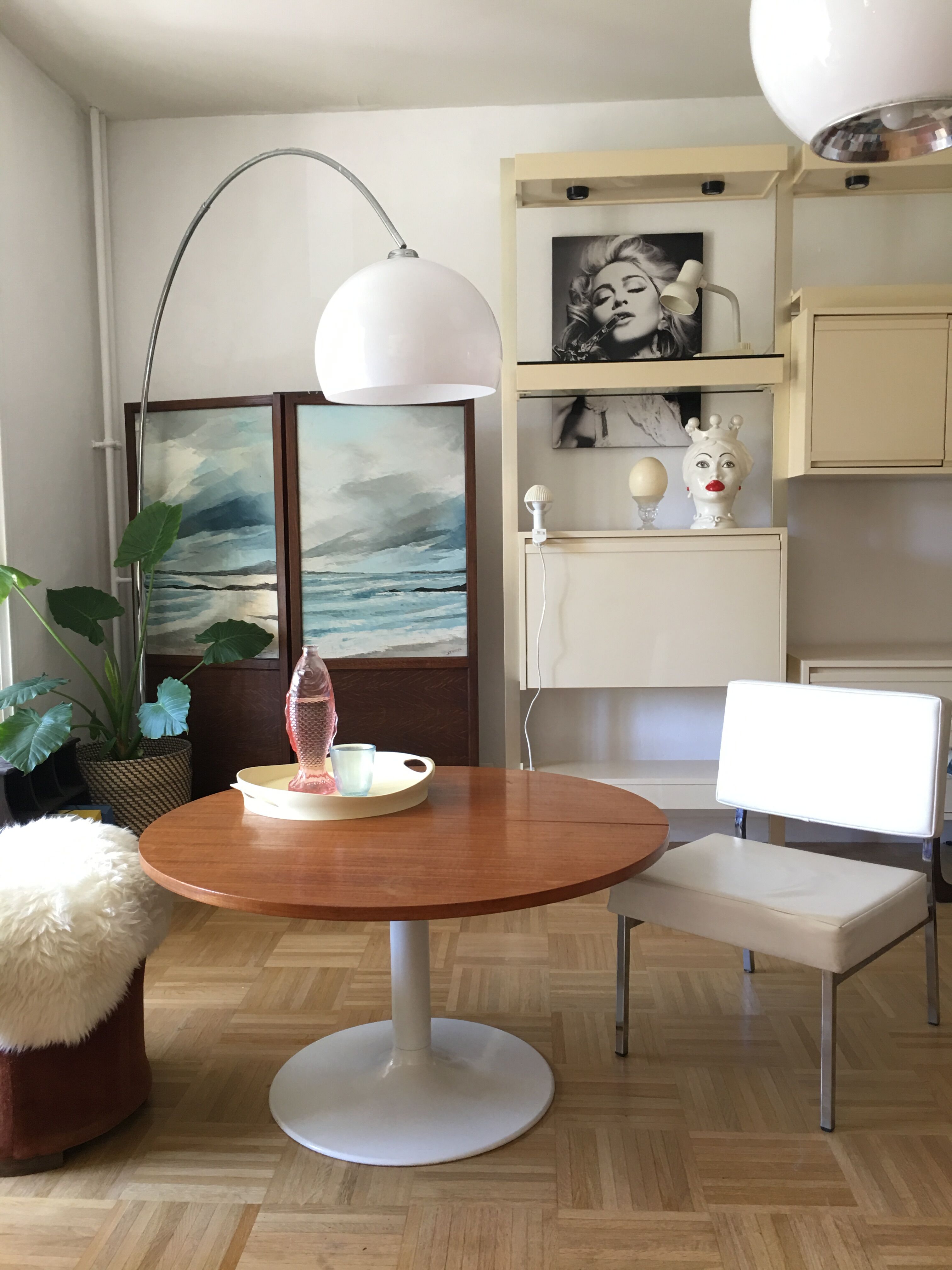 Dining table with a modular tulip foot