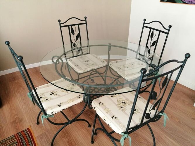 Table ronde en fer forgé avec plateau en verre securit de 130 de diamètre + 4 chaises avec galettes