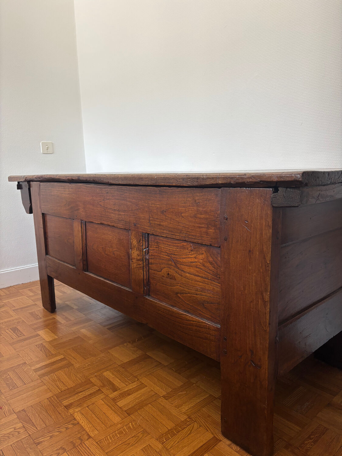 Grand coffre ancien en chêne massif – XIXe – belle patine d’origine