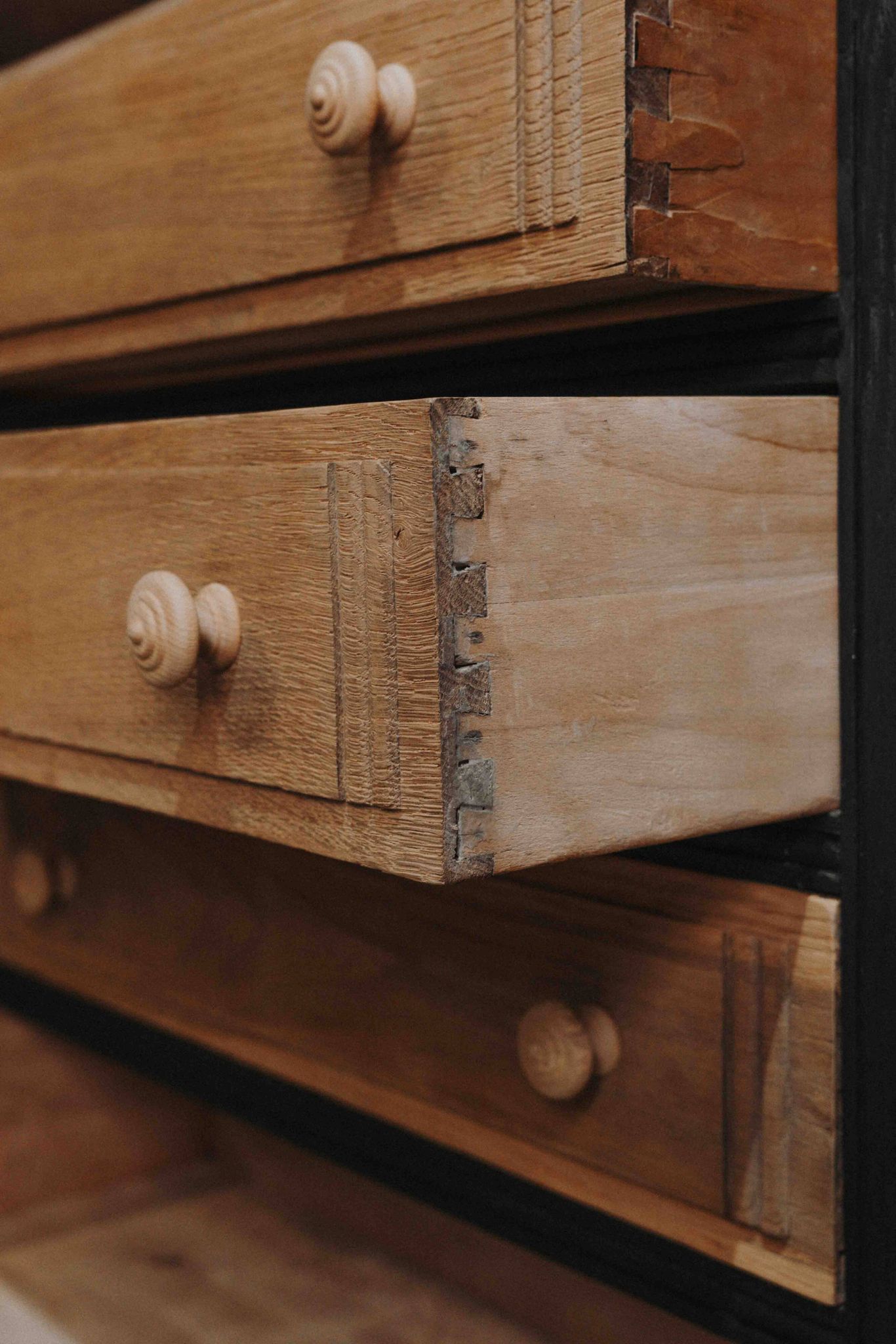 Black and natural wood chest of drawers with 4 drawers