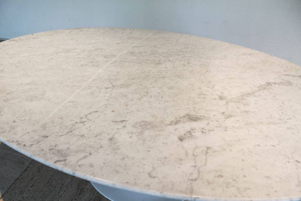 Calacatta marble coffee table by Eero Saarinen for Knoll, 70's.