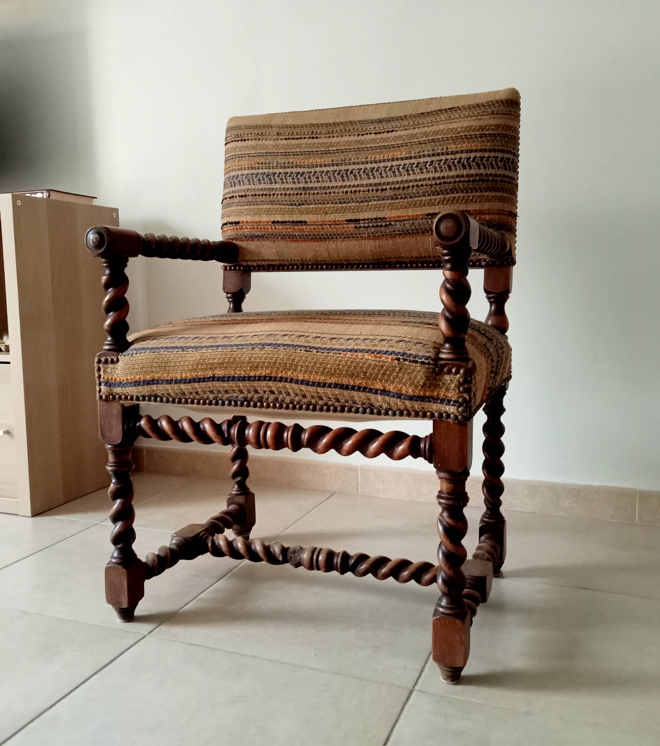 Ancien fauteuil "caqueteuse" de style Louis XIII