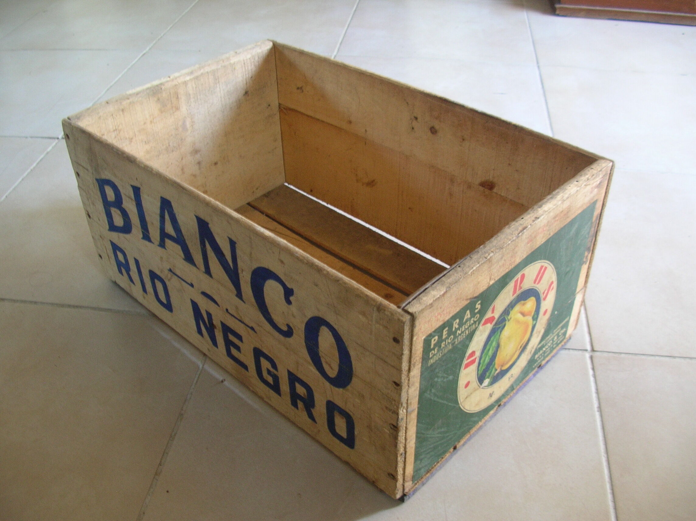 Old box Bianco Peras Rio Negro Argentina deco wood retro vintage kitchen