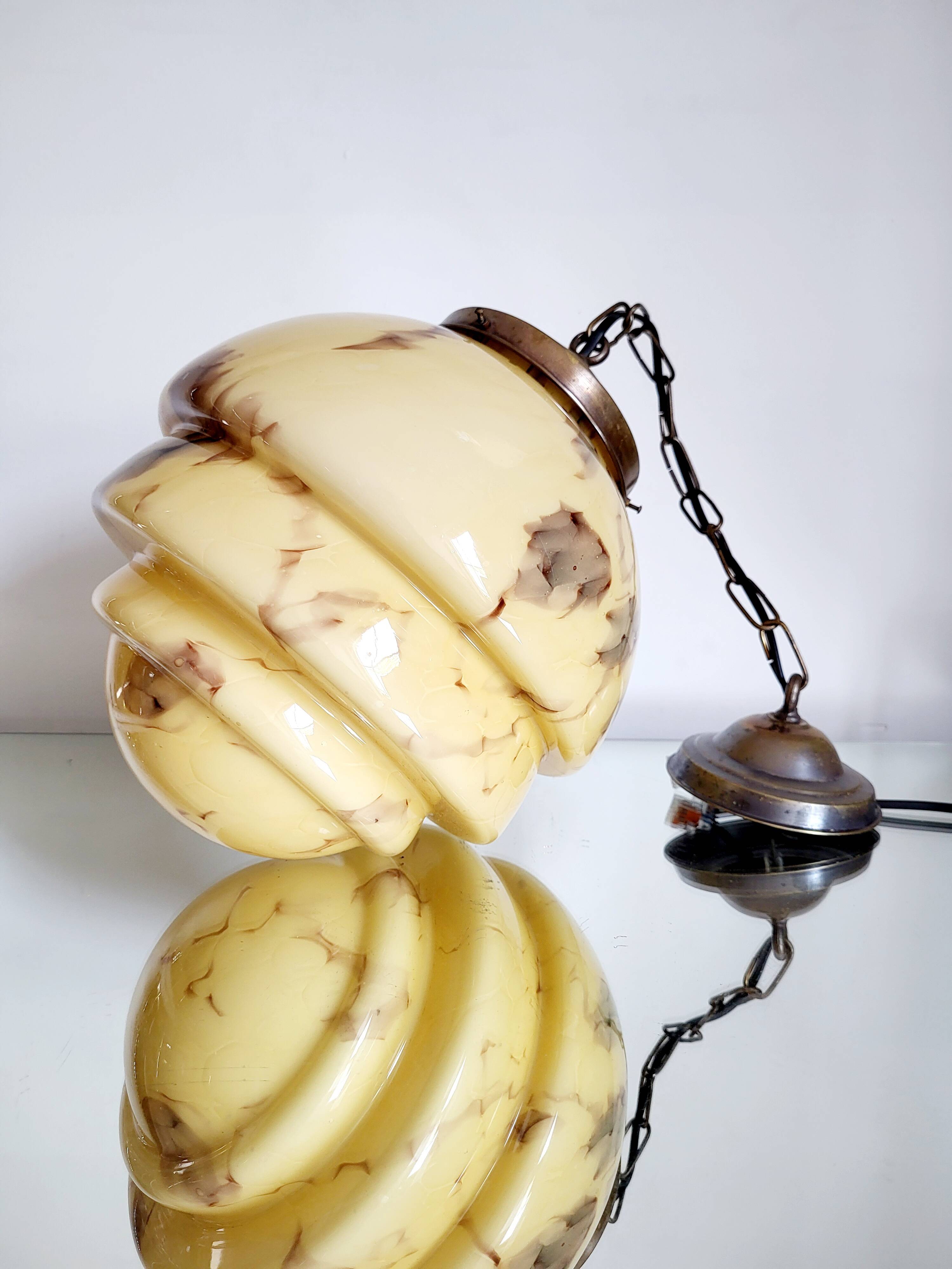 Lampe à suspension art déco en glaçure opaline, gemarmerd, messing, jaren 1930