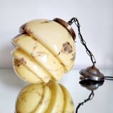 Lampe à suspension art déco en glaçure opaline, gemarmerd, messing, jaren 1930