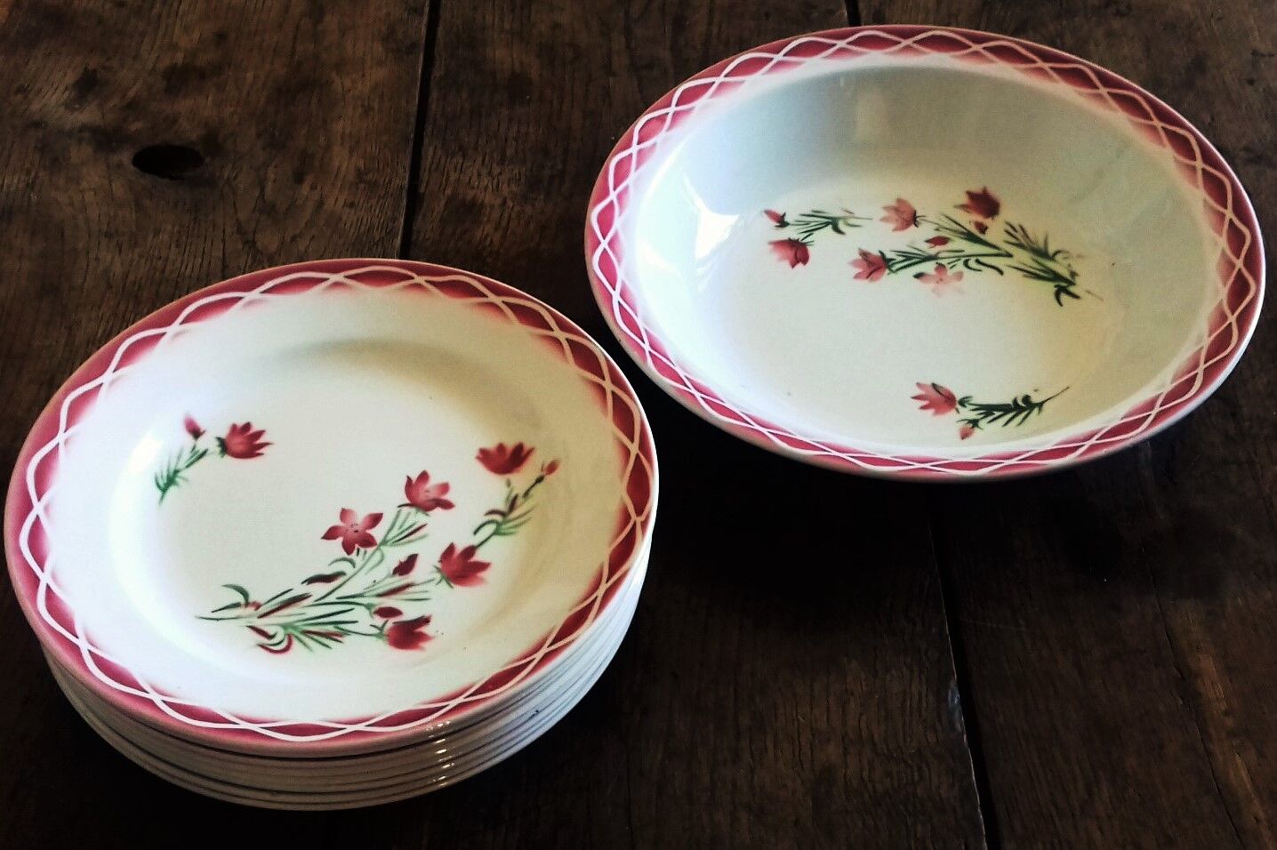 8 flat plates and a round deep dish Digoin Sarreguemines Aude Art Deco