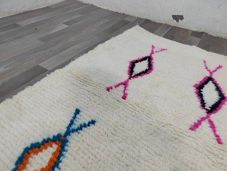 White Berber rug with decoration, 250cm x 150cm