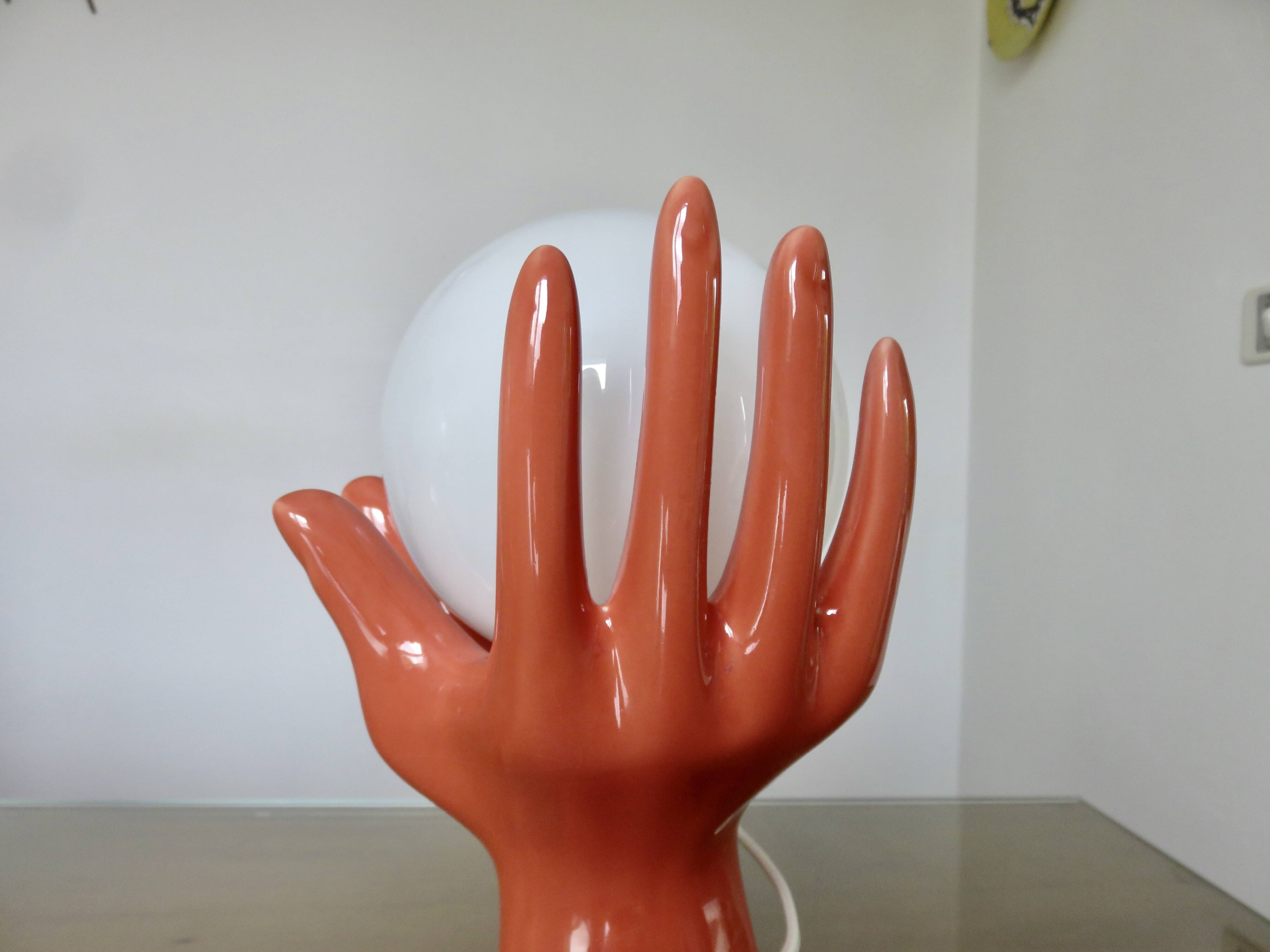 Paire de lampes "mains" en céramique rose et globe en opaline, 1980