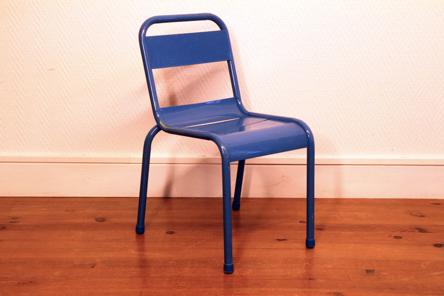 Chaise métallique industrielle bleue pour enfant
