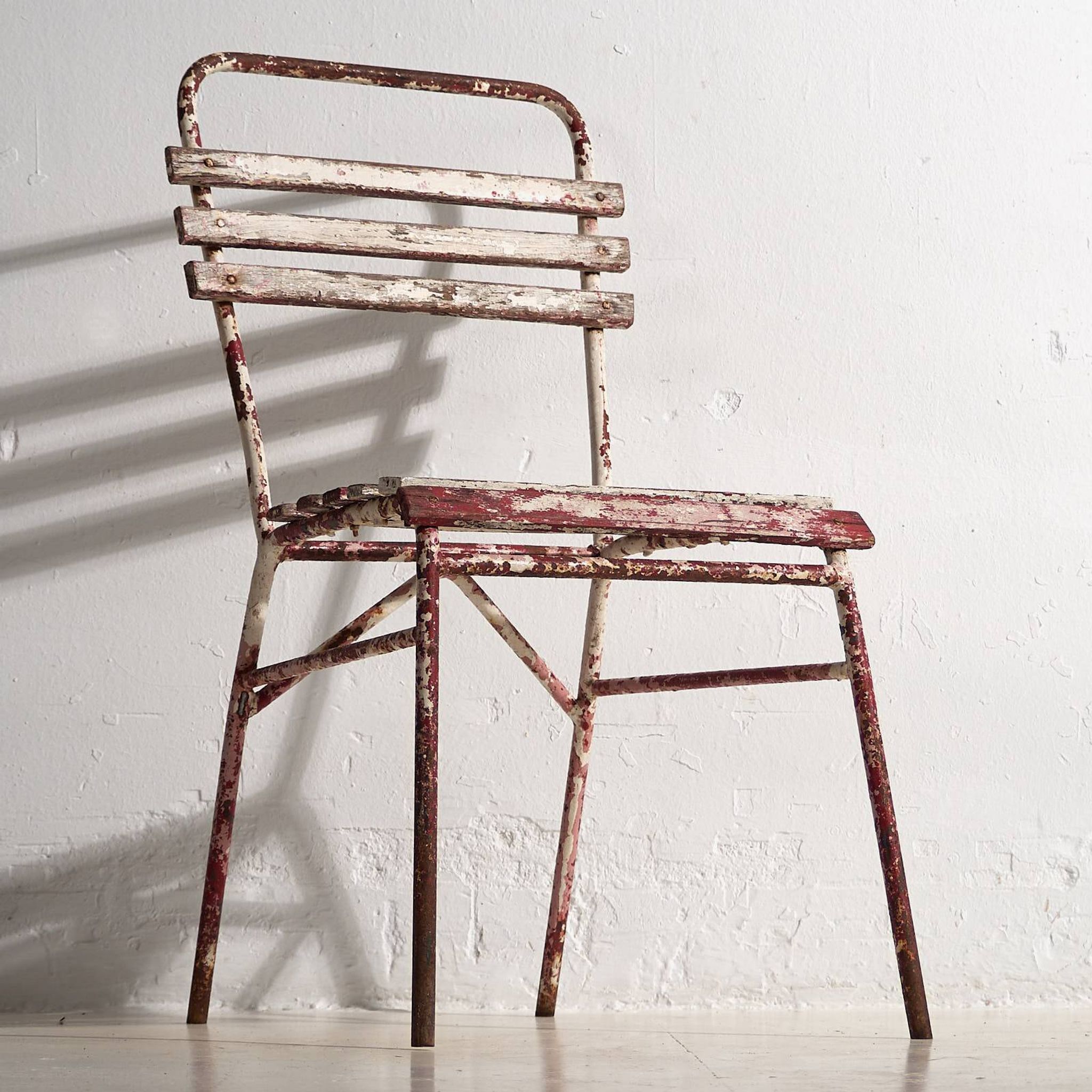 Anciennes chaises de terrasse rouges et blanches (vers 1920). Ensemble de 4 pièces