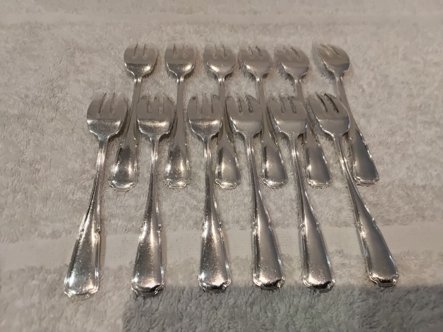 12 silver-plated metal cake forks by silversmith Guillaumot, contours