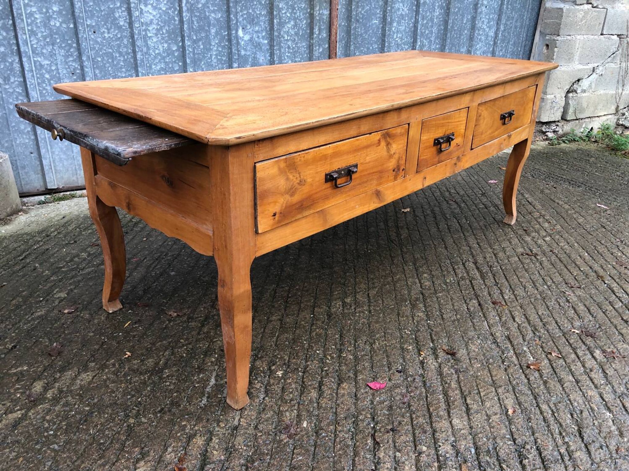 Table ancienne Louis XV à 3 tiroirs et 1 tirette en cerisier massif