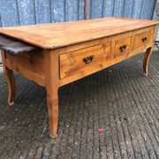 Table ancienne Louis XV à 3 tiroirs et 1 tirette en cerisier massif