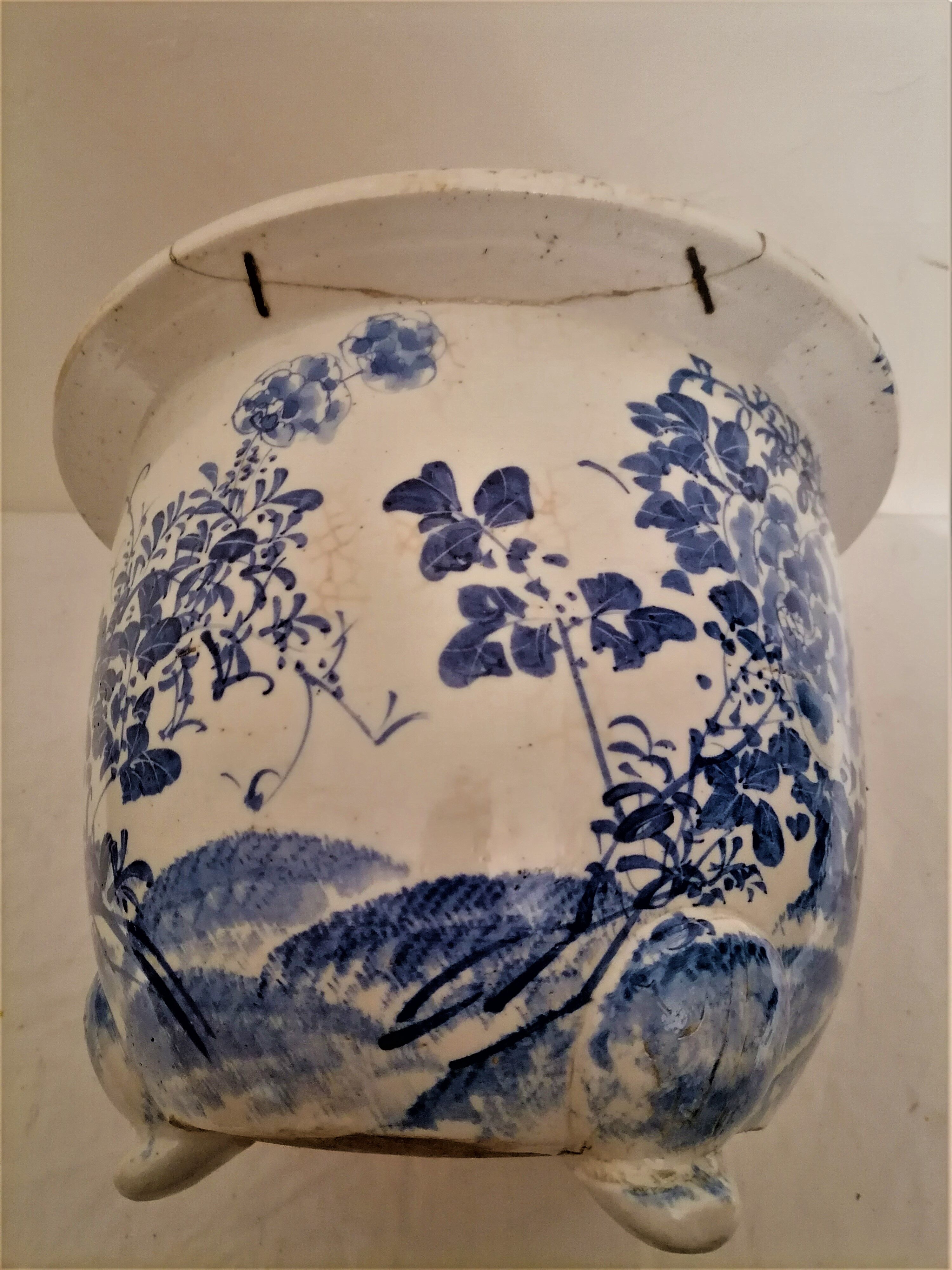 Important blue white porcelain pot cover. Japan. Meiji period (1868 - 1912)
