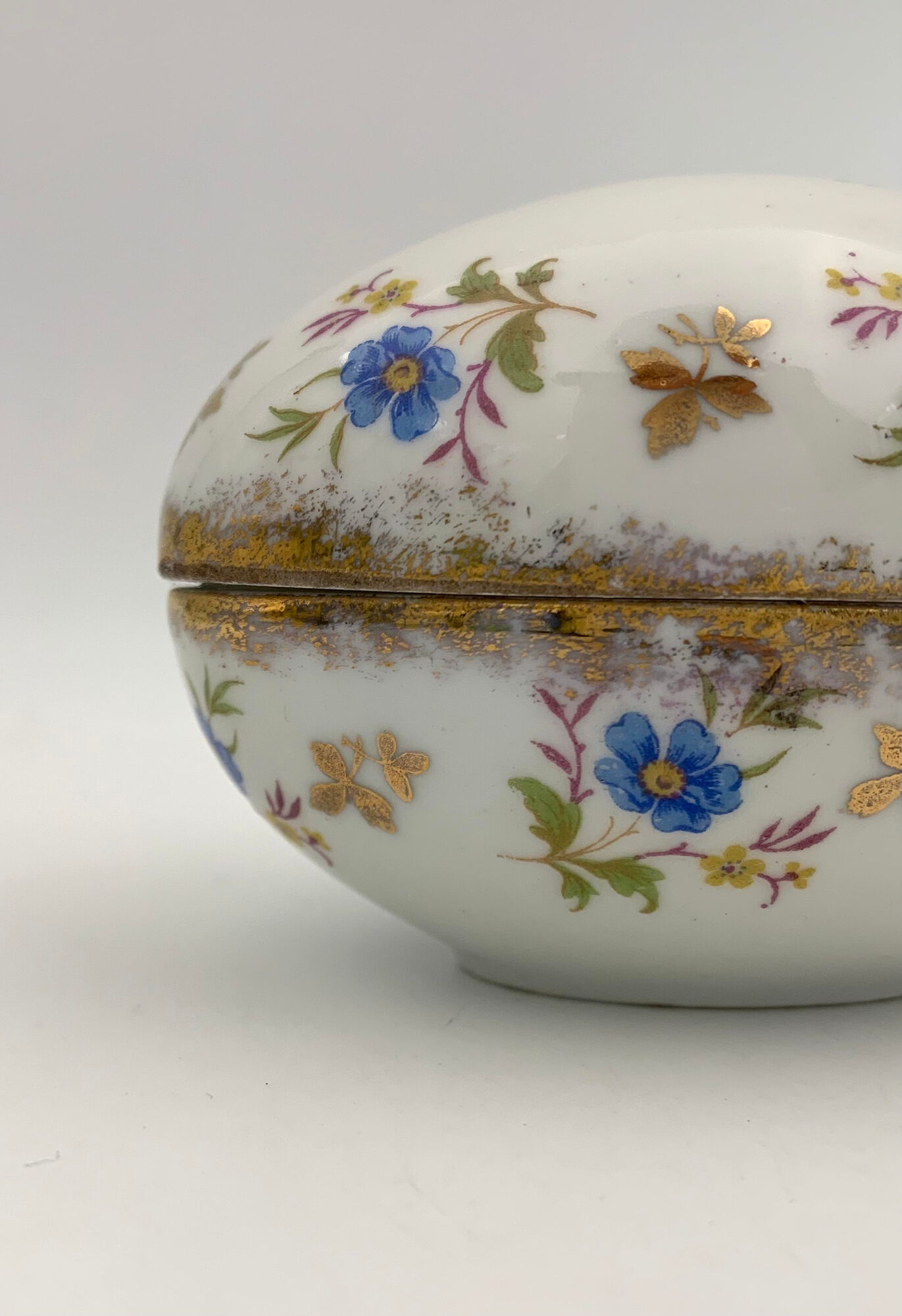 Vintage box in Limoges porcelain, egg shape, floral decoration - twentieth century