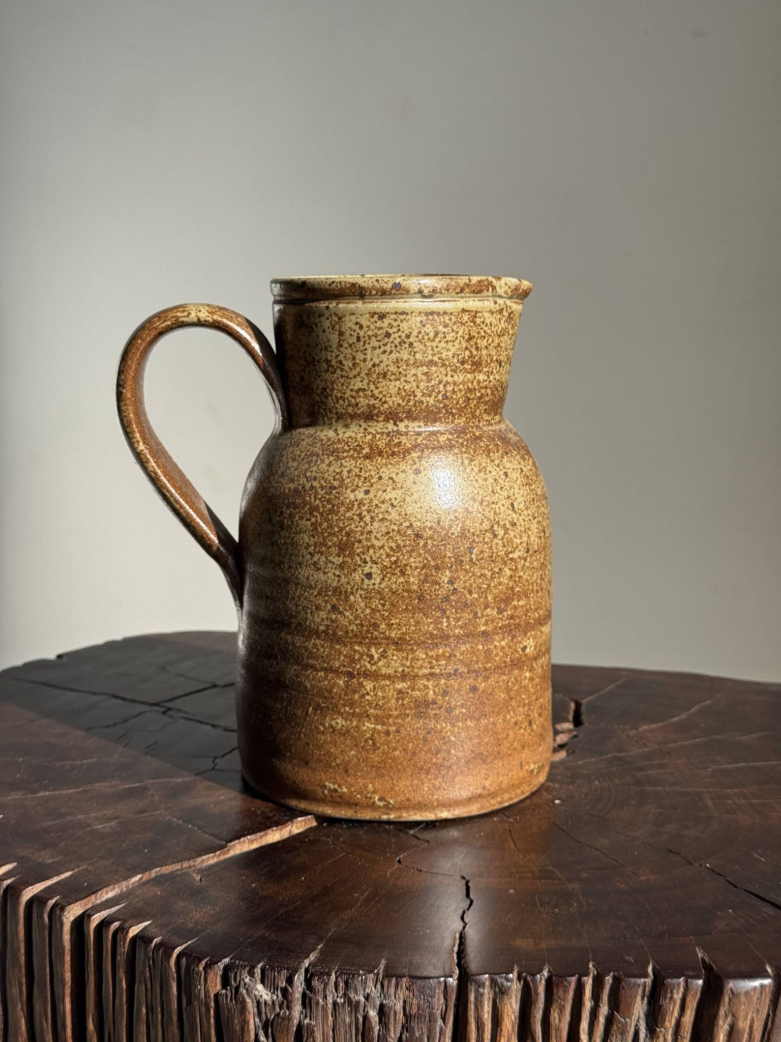 Grande carafe en grès mouchetée pas de marque au dessous H21