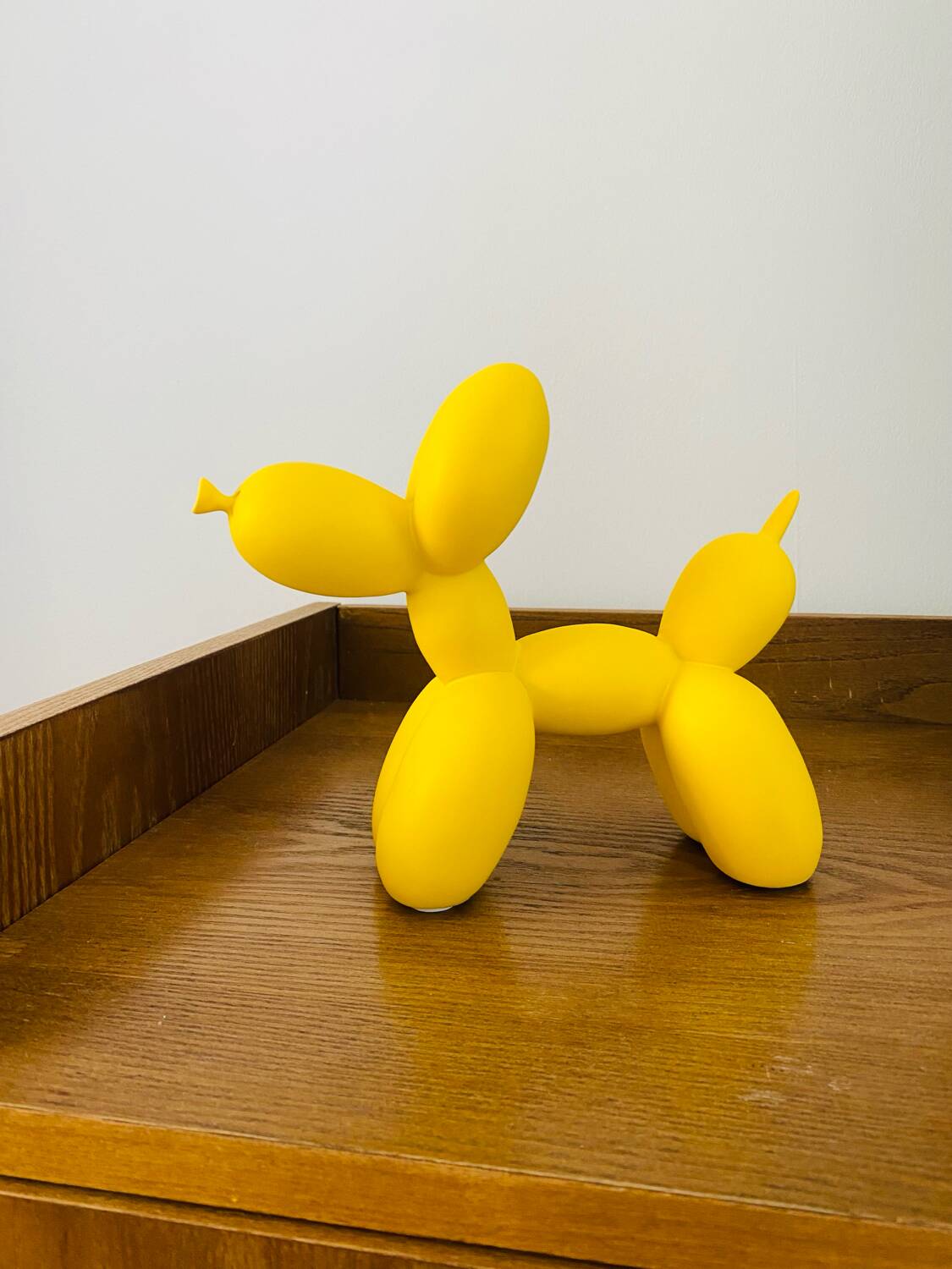 Balloon dog statue