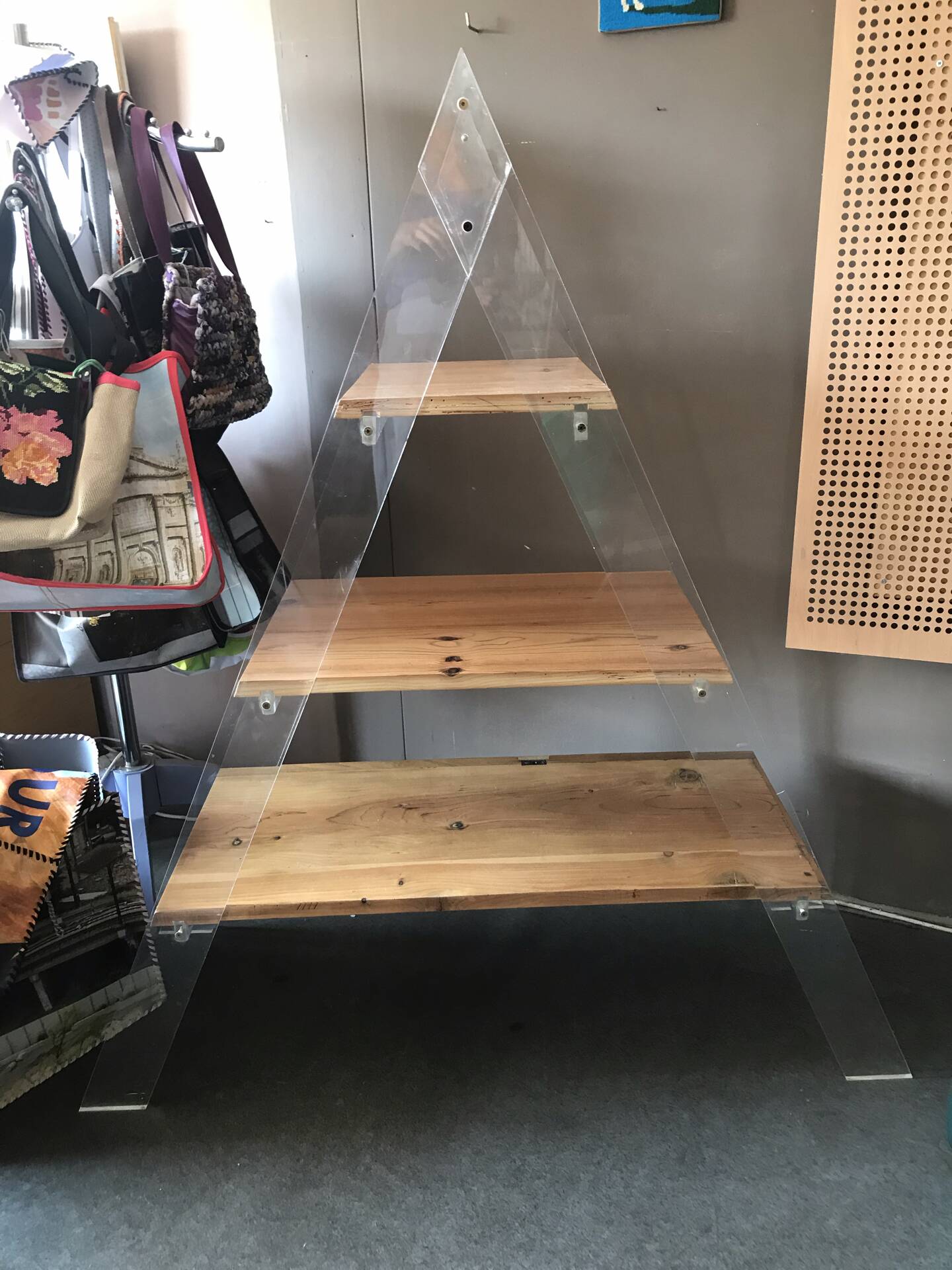 Étagère triangulaire plexiglass et bois