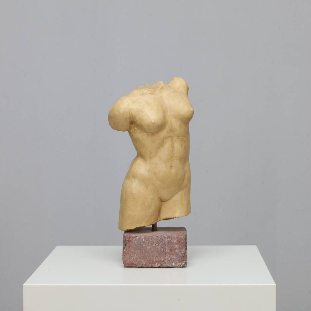 Torse féminin sculptural signé AC