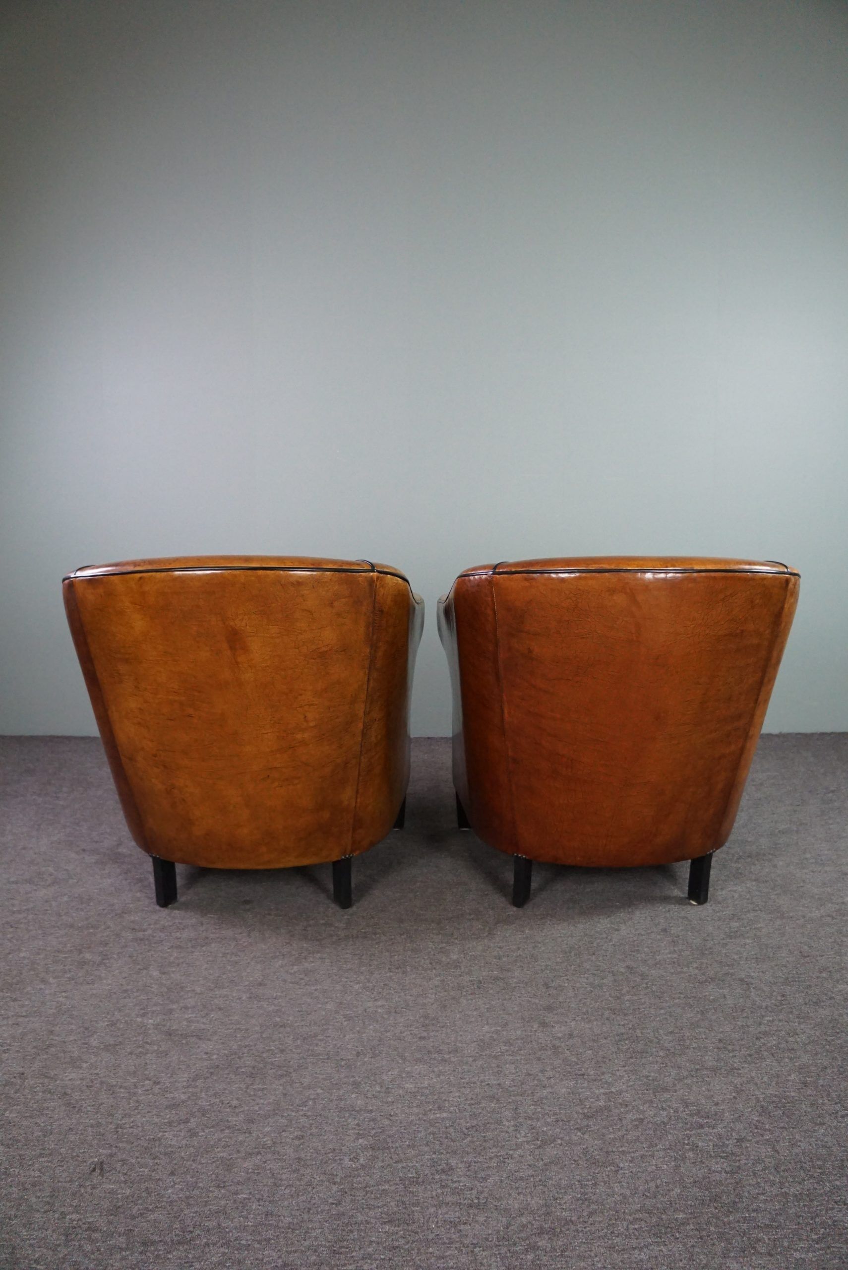 Set de 2 fauteuils Art Déco en cuir de mouton passepoil noir