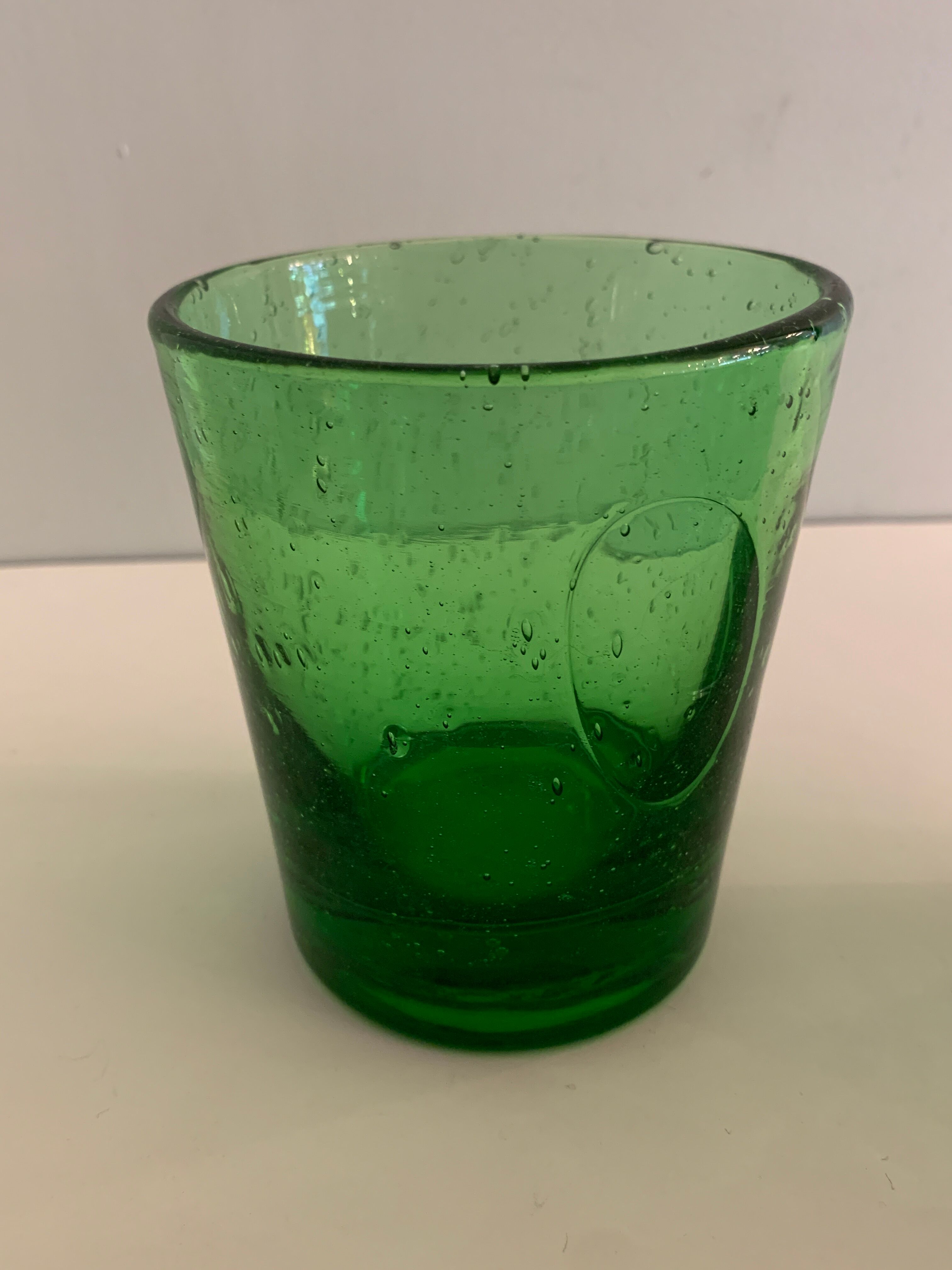 6 green whiskey glasses, bubbles and Biot soufflés