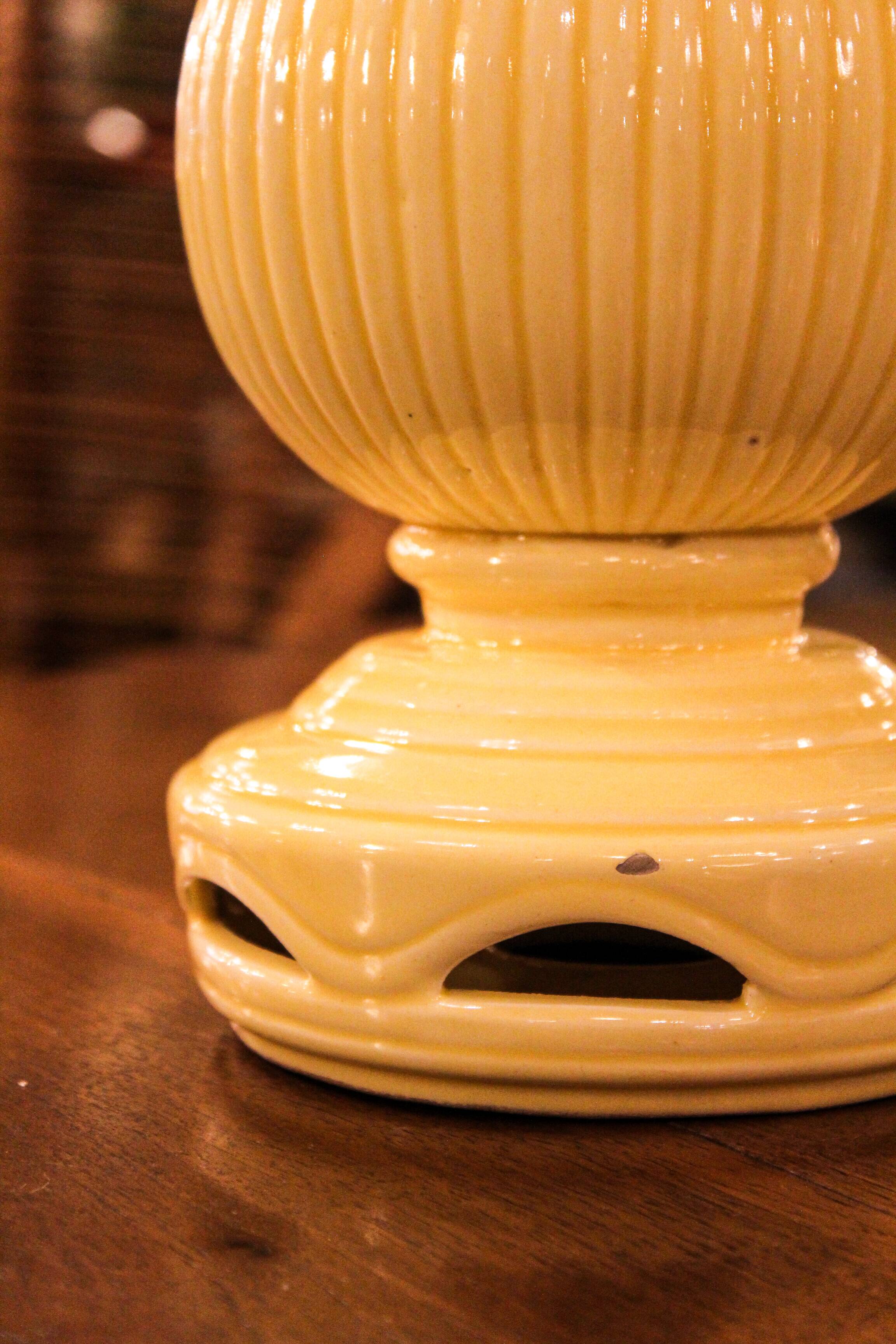 Manises yellow table lamp