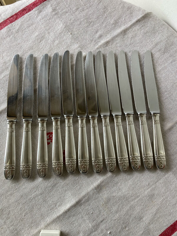 12 couteaux de table, métal argenté, Grand Prix de Monaco