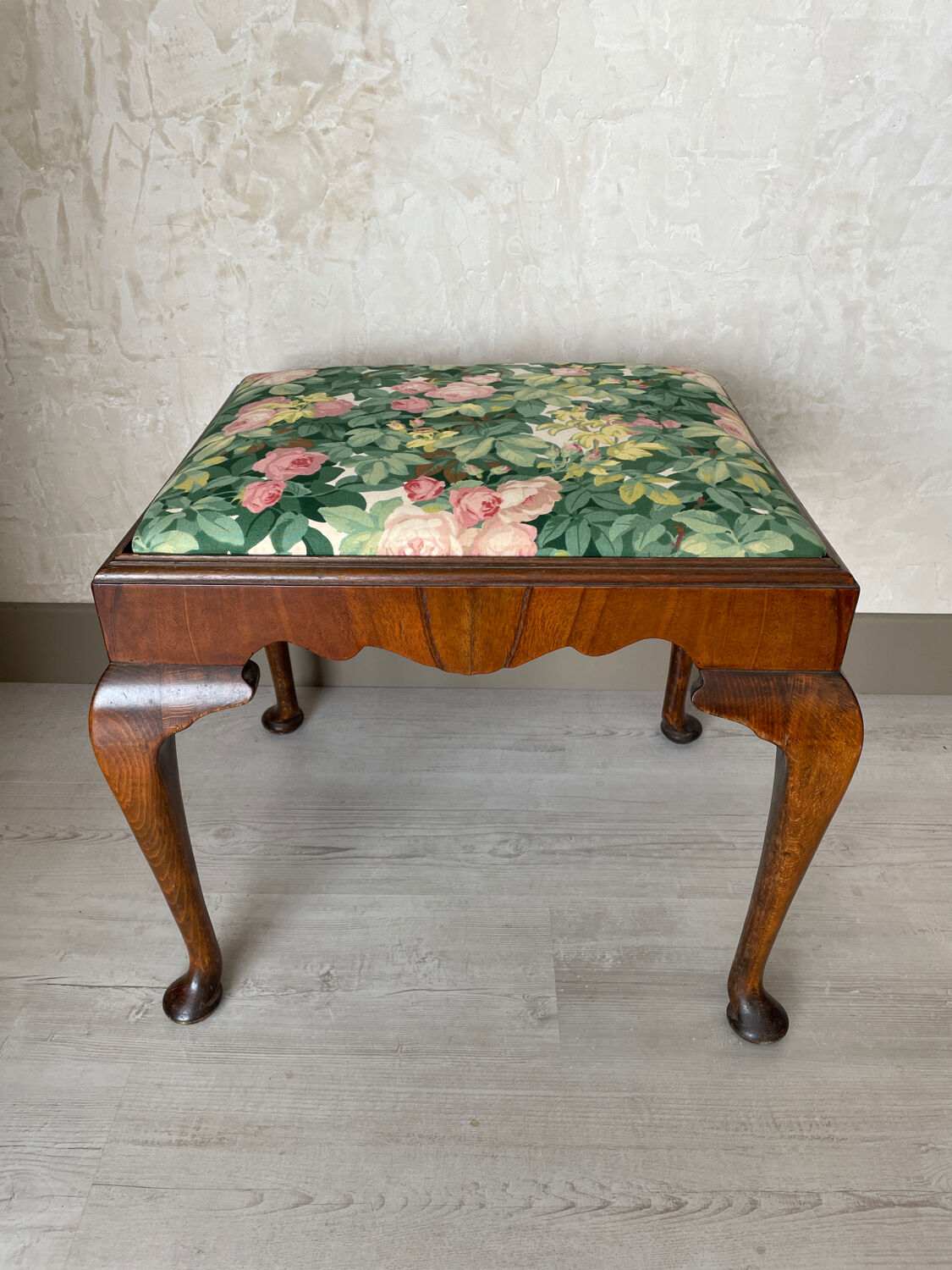 Wooden stool Chippendale