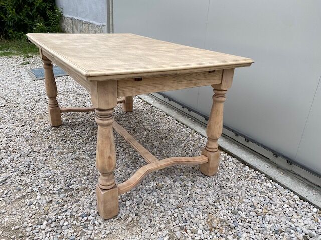 Extendable stripped farm table