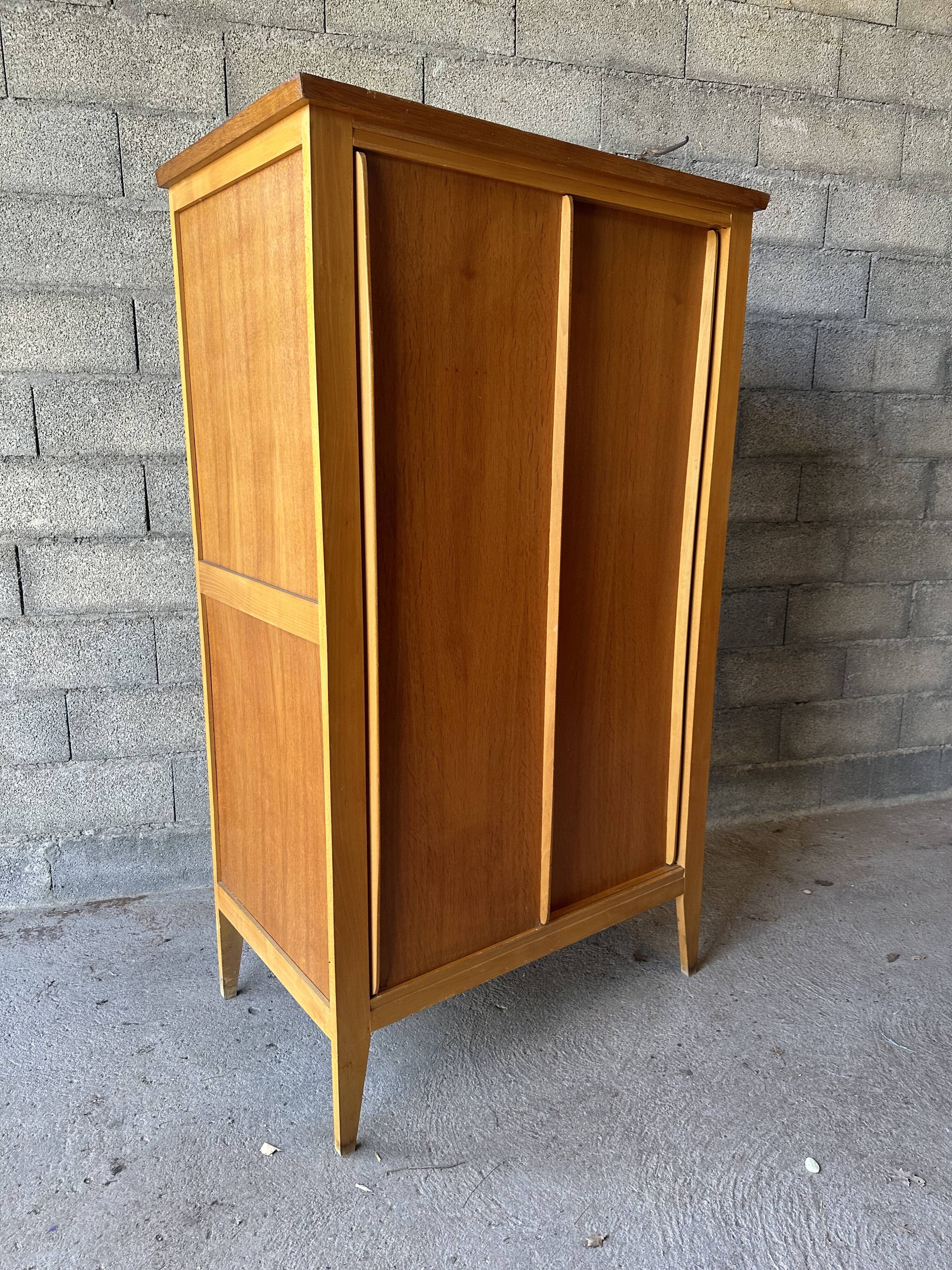 Wardrobe foot compass