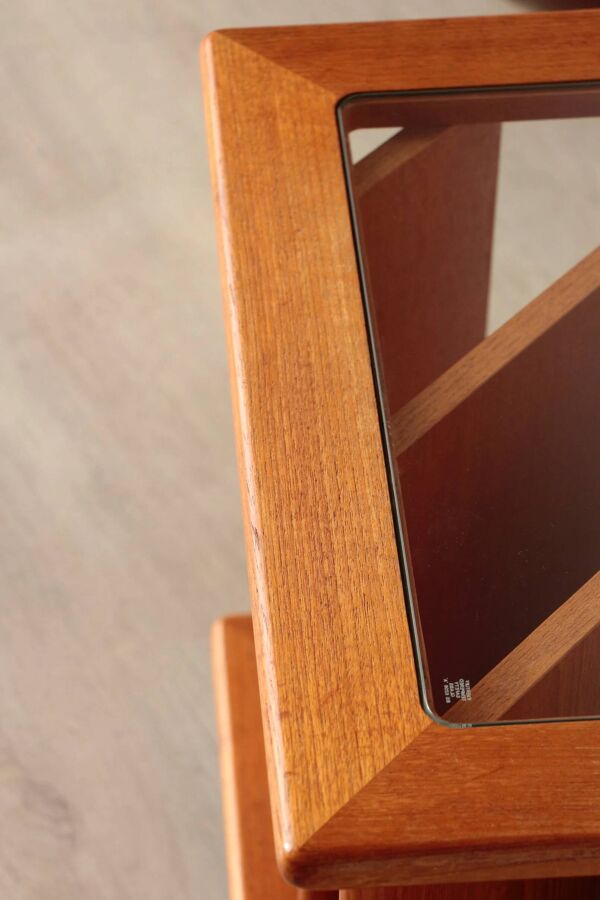 Table d’appoint vintage G Plan en teck – porte-revues & roulettes (années 60)