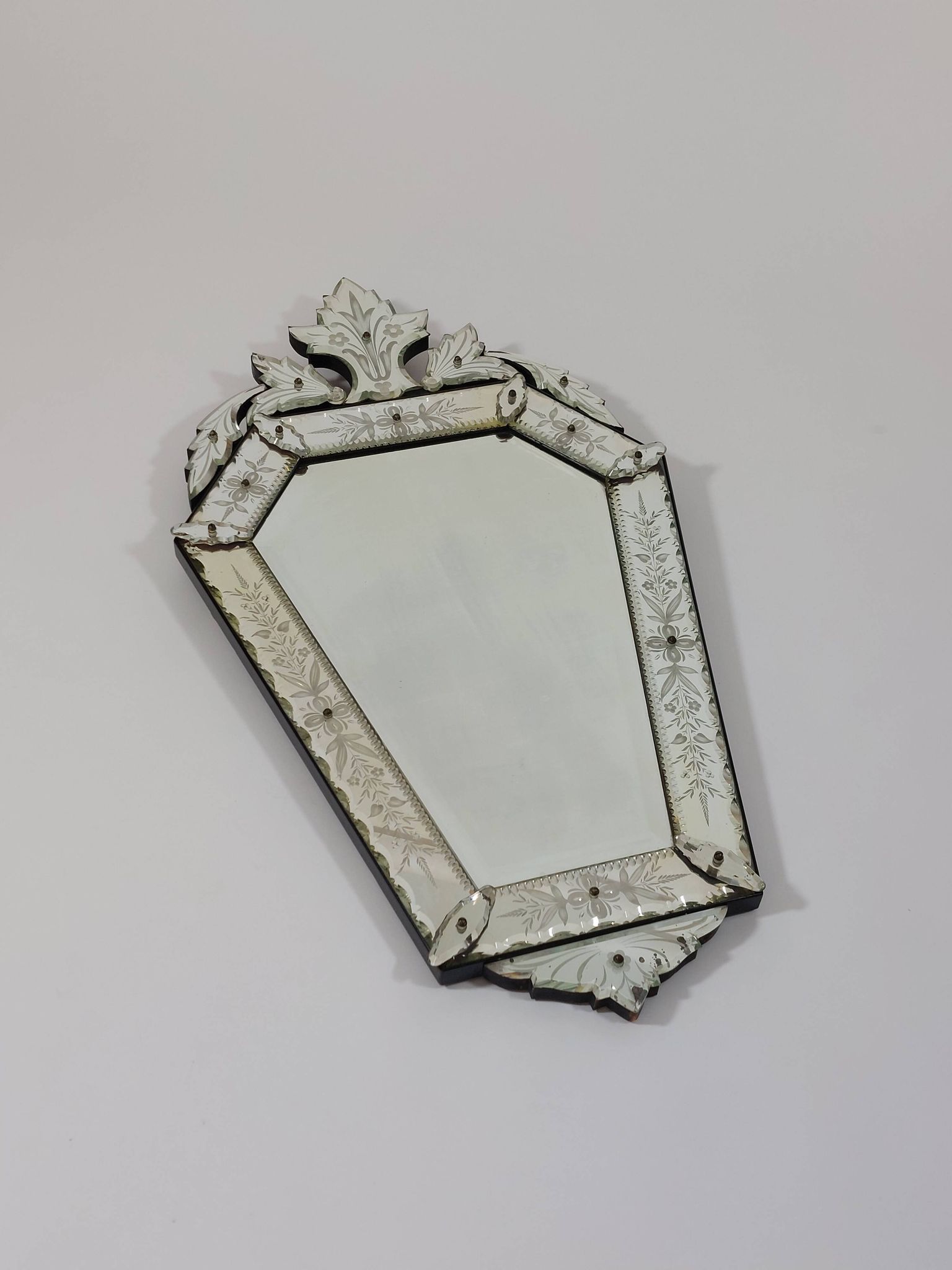 Venetian wall mirror in Murano glass with faceted floral decoration from the 1930s.