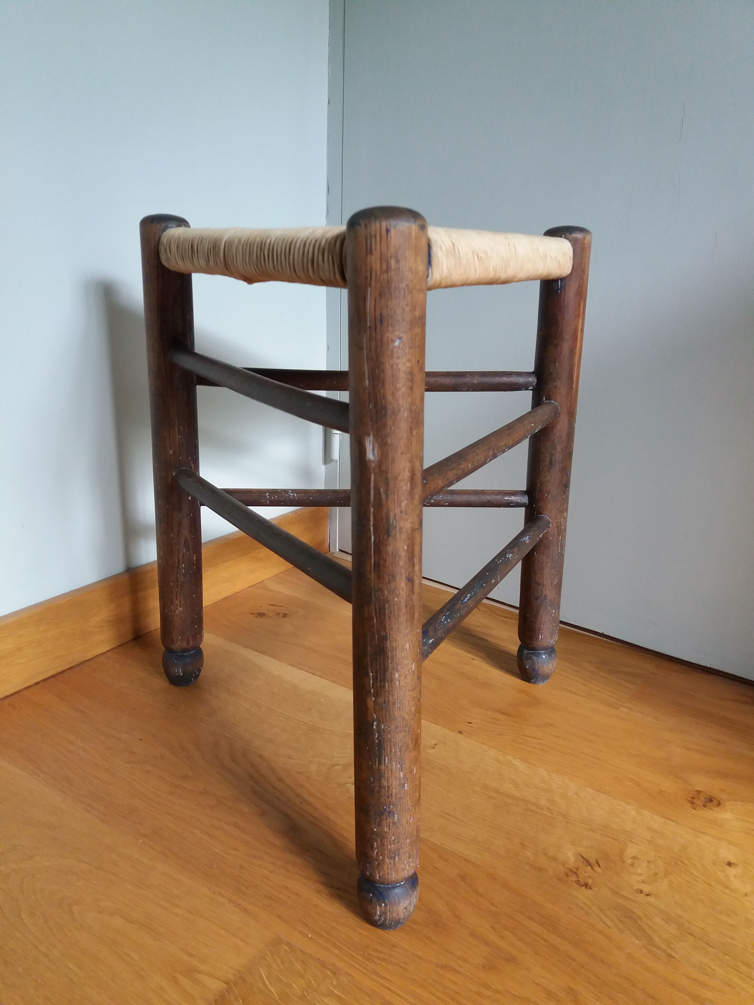 Mulched tripod stool