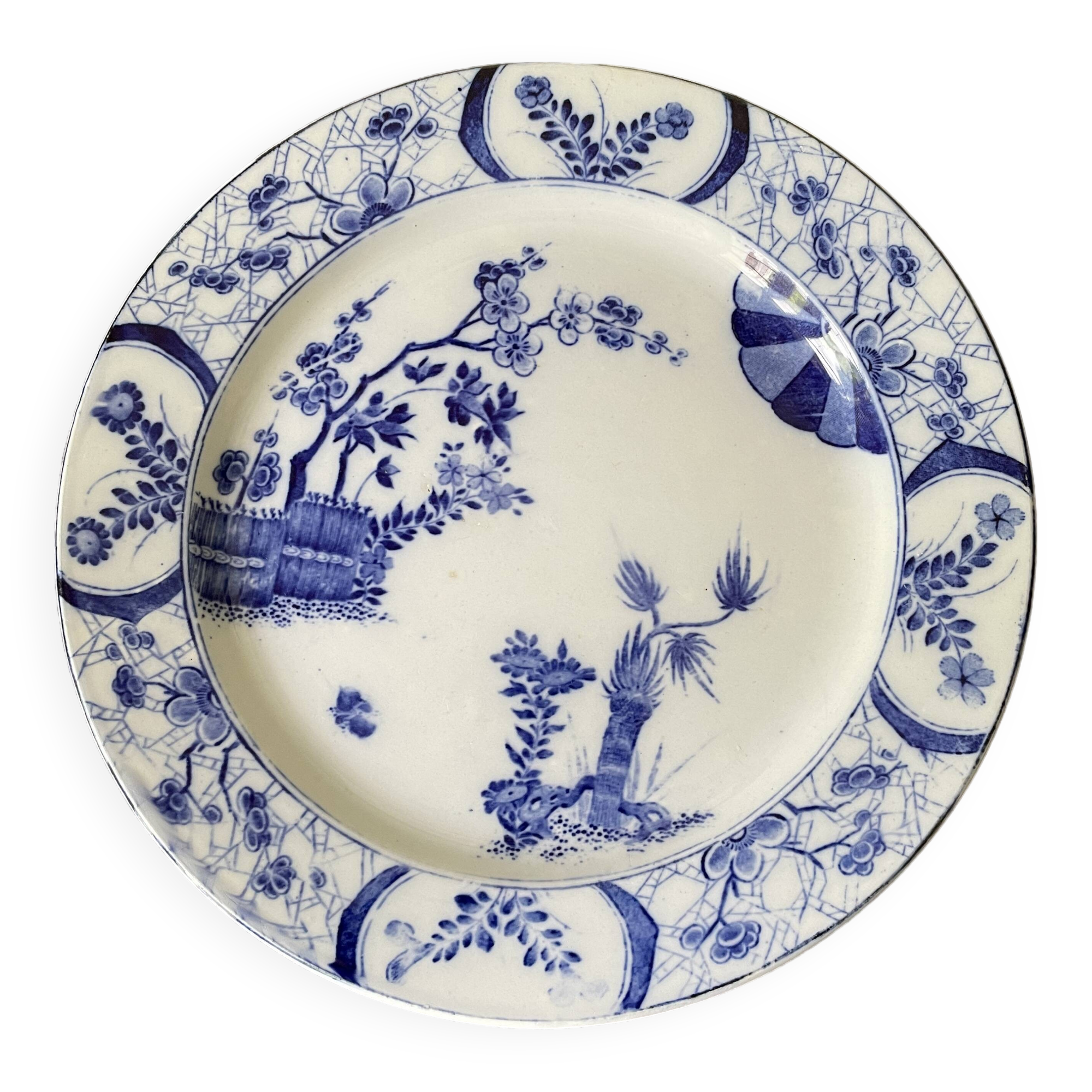 Assiette sur piédouche en faïence bleue et blanche Creil & Montereau, service "Japon", XIXème siècle