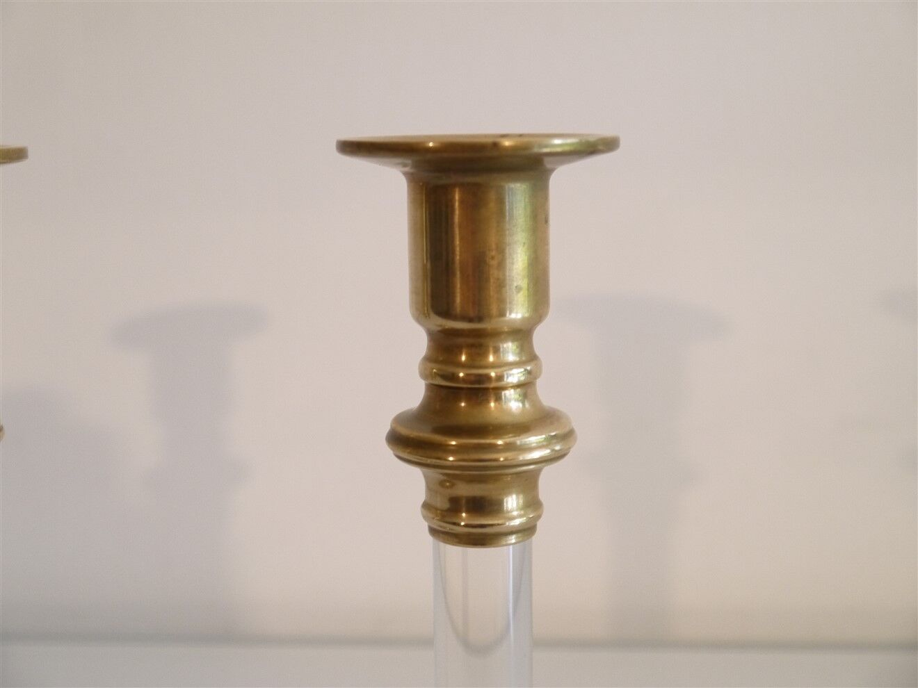 Paire de bougeoirs vintage en plexiglas et laiton 1960