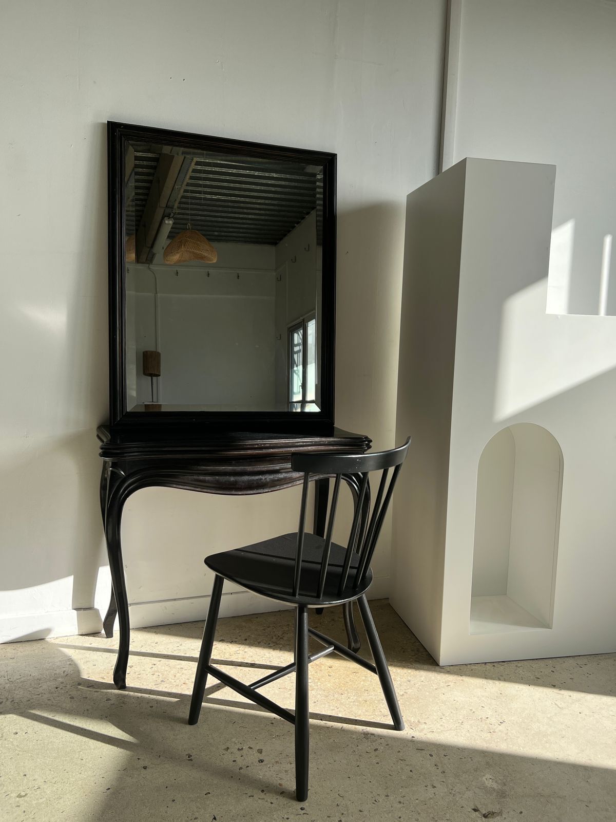 Rectangular mirror in molded blackened wood, beveled glass