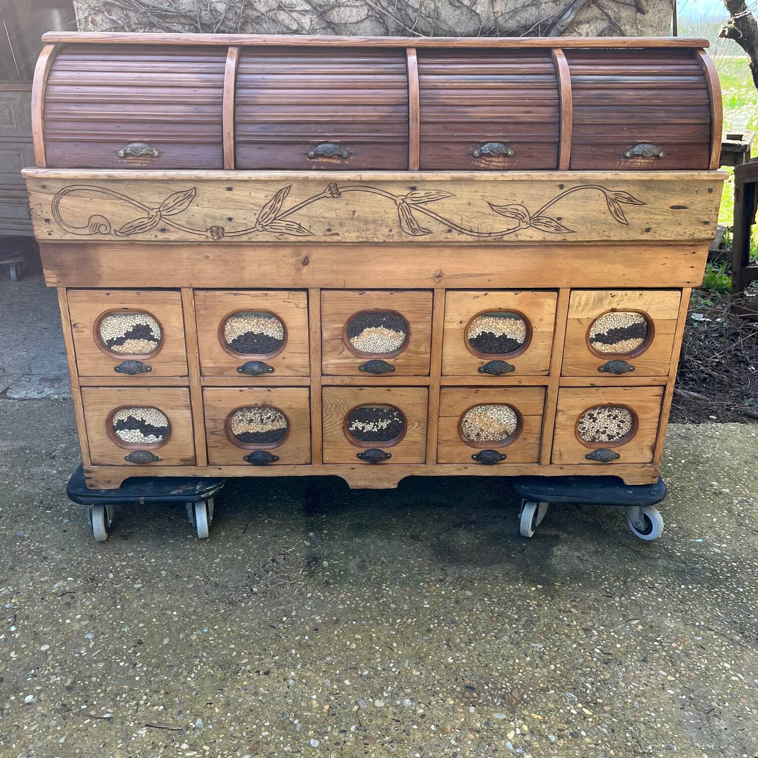 Drawer cabinet, grain store