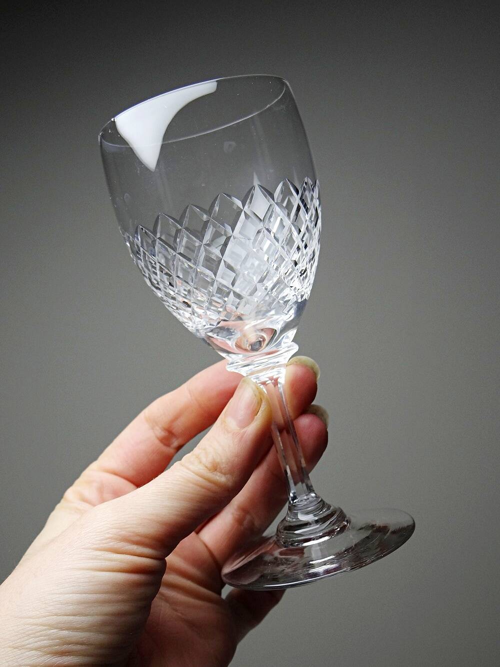 Set of three fine crystal port or aperitif glasses, Saint-Louis style.