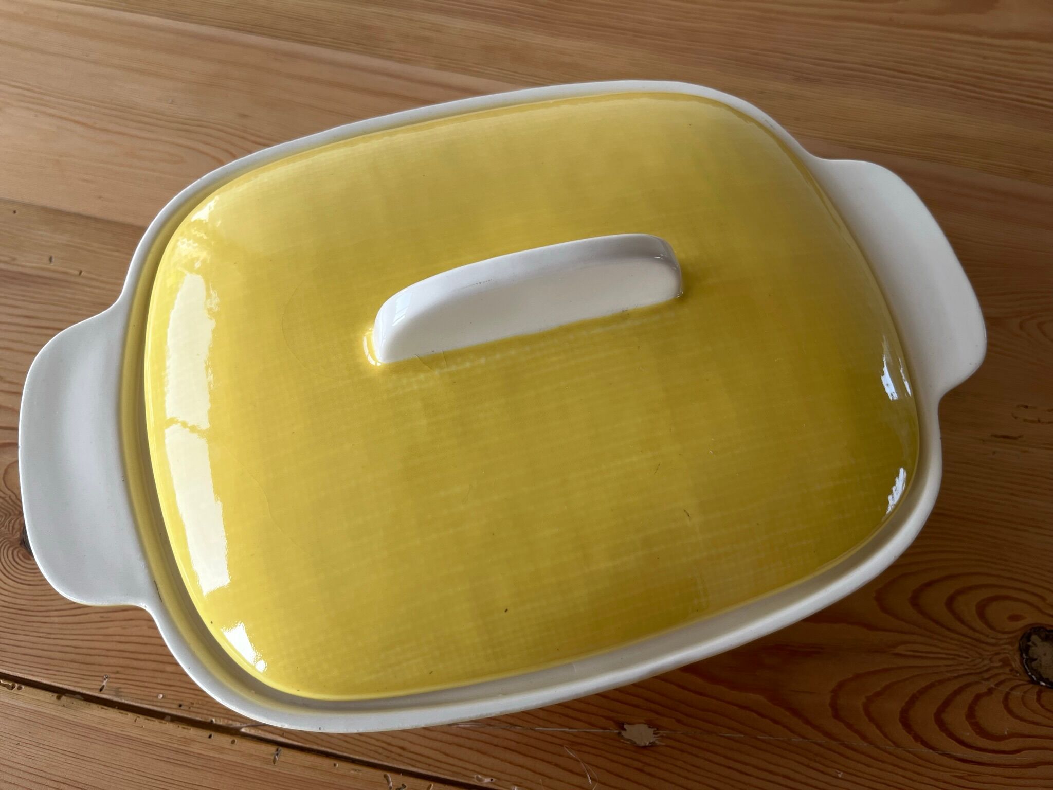 Flat and lid in yellow earthenware from Salins
