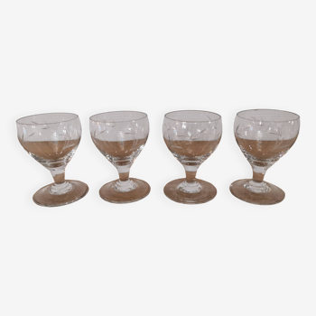 Lot de 4 verres à porto sur pied finement gravés vintage