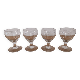 Lot de 4 verres à porto sur pied finement gravés vintage