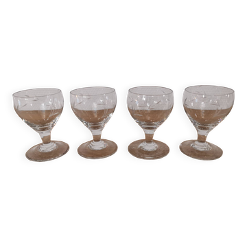 Lot de 4 verres à porto sur pied finement gravés vintage