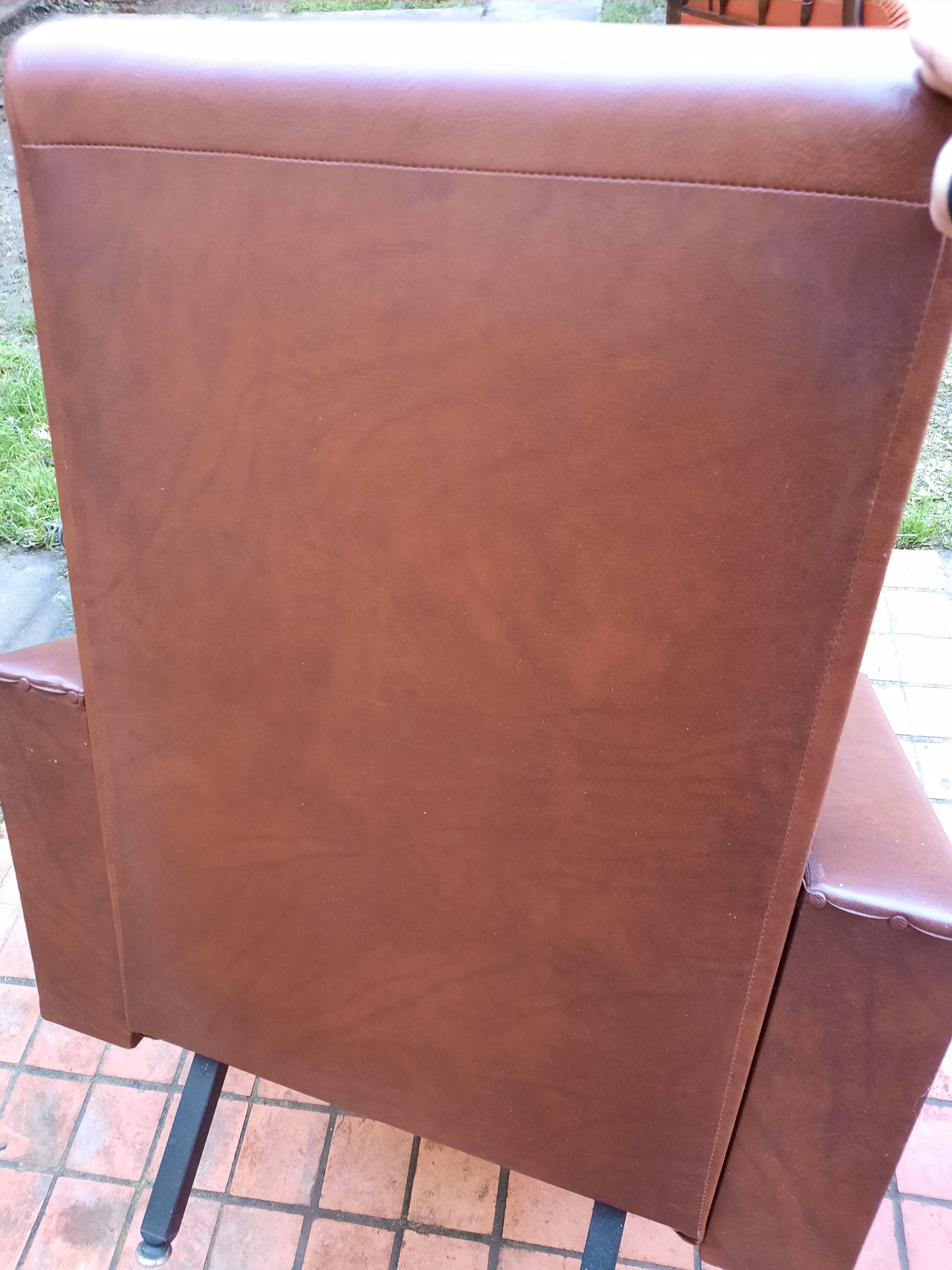 Paire de fauteuils en skaï année 50