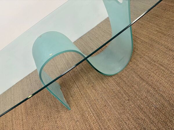 Table en verre pied verre dépoli