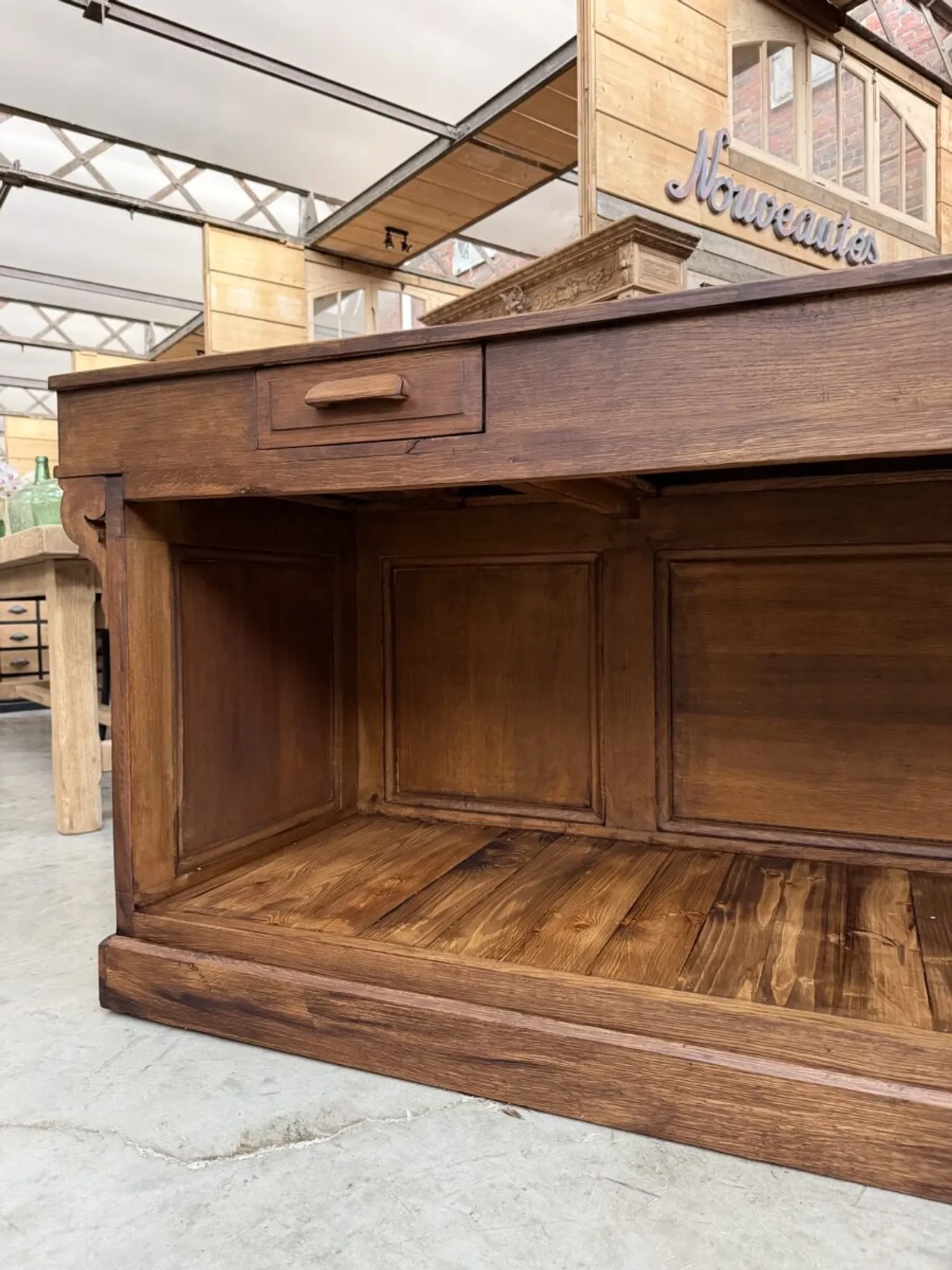 Oak counter from the early 20th century.