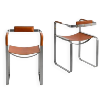 Pair of travel armchairs with a tobacco-coloured backrest and metal.