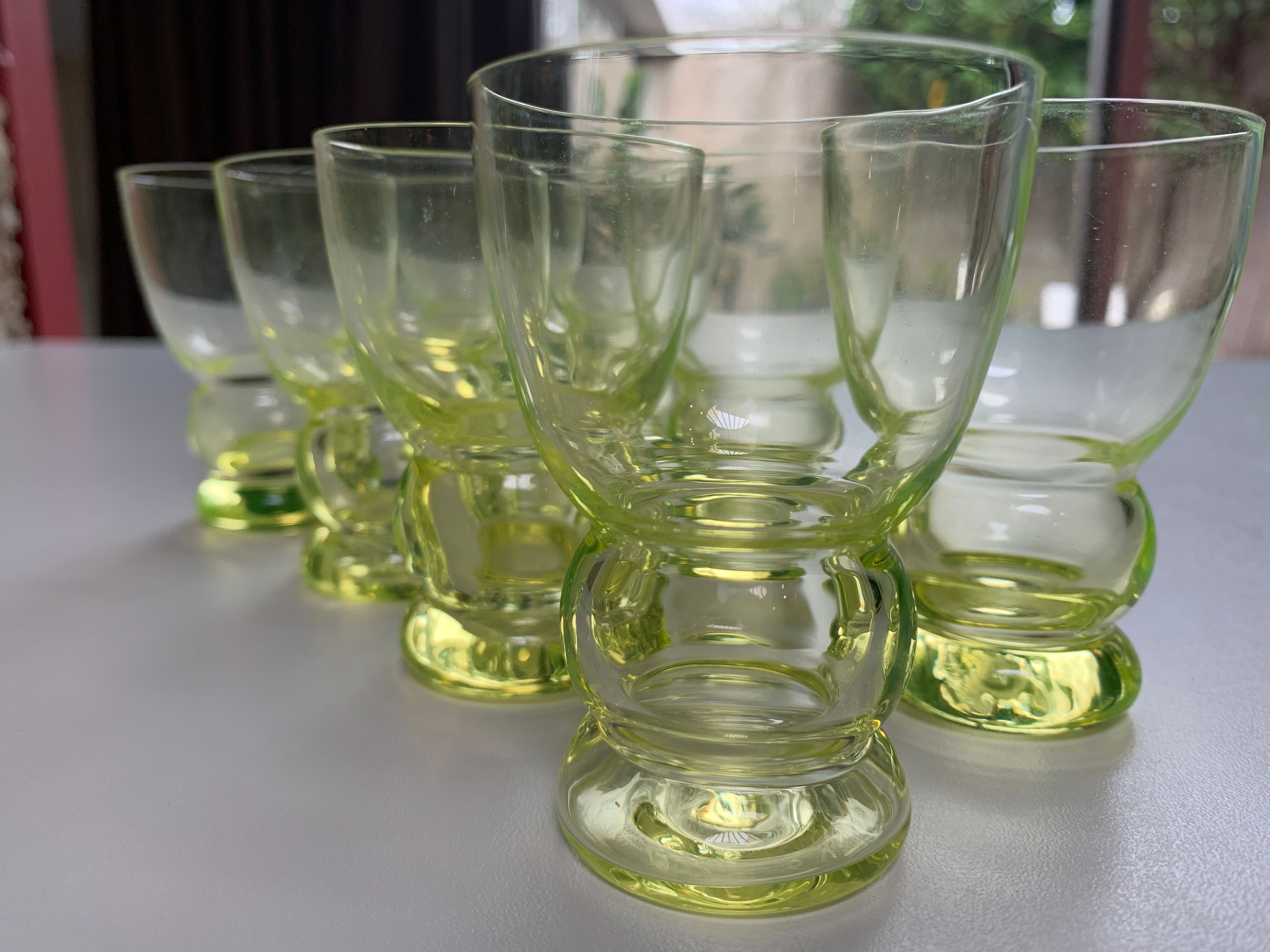 Verres à liqueur jaune fluo