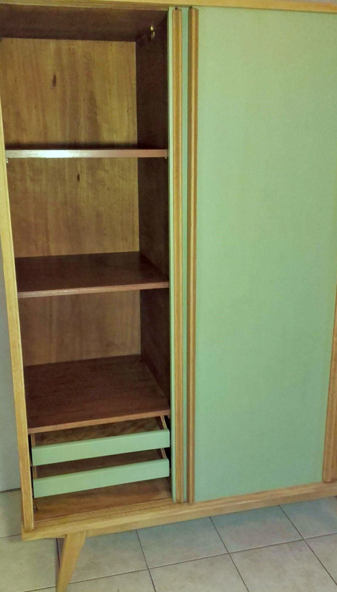 Armoire vintage pieds compas