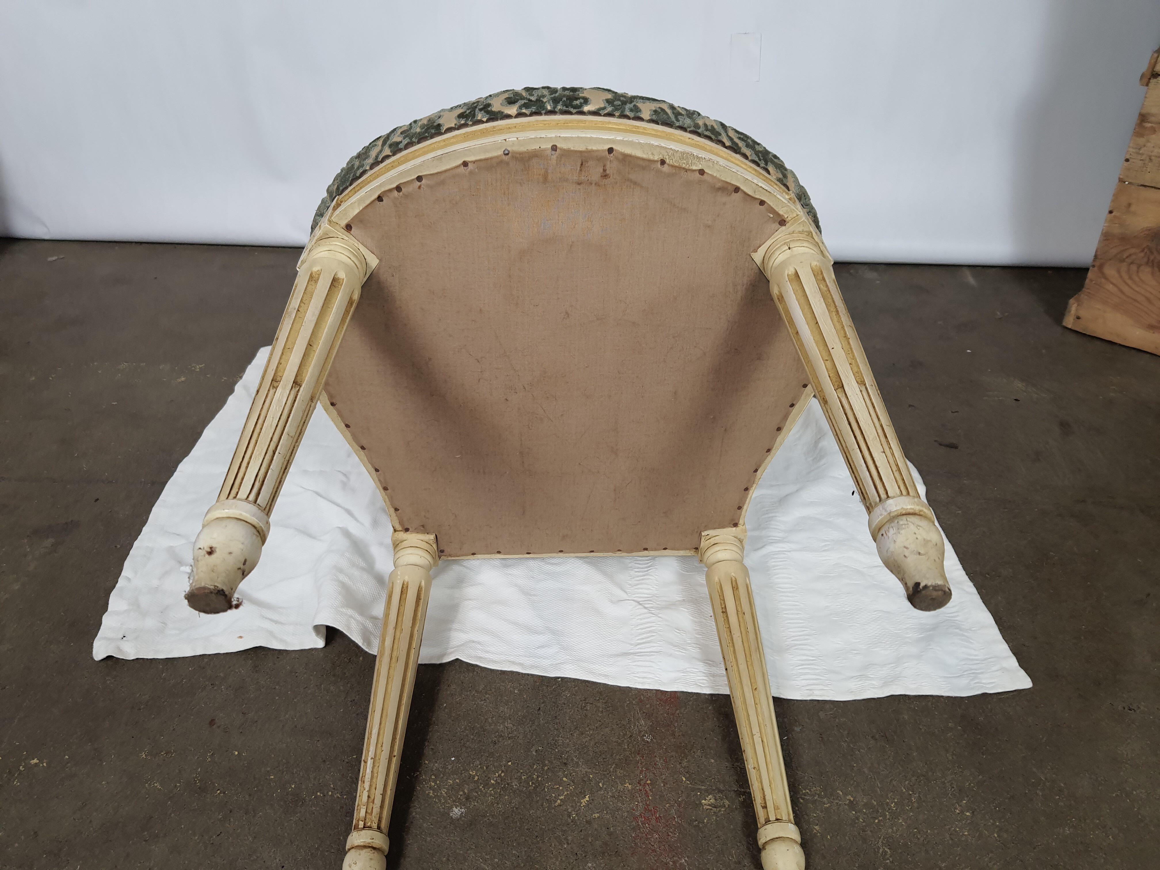 5 chaises en bois laqué blanc style Louis XVI