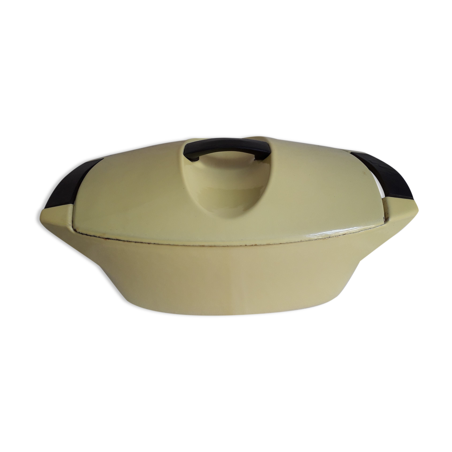 Cocotte en fonte émaillée jaune Le Creuset design Raymond Loewy